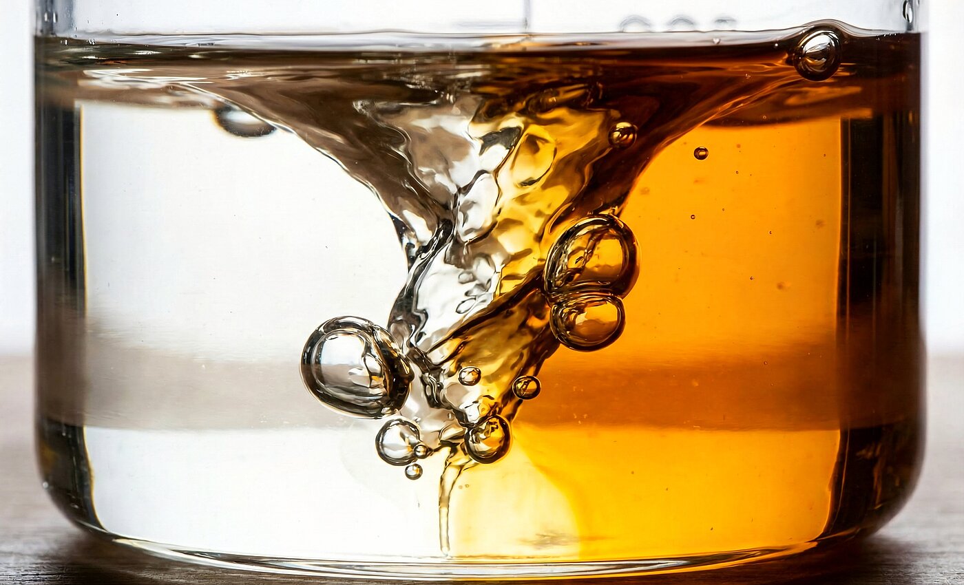 Wasser und Schmierstoff im Strudel – Unvermischbare Flüssigkeiten