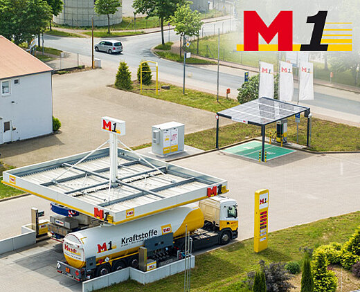 Tanklastwagen liefert Kraftstoff an eine Tankstelle mit M1-Logo