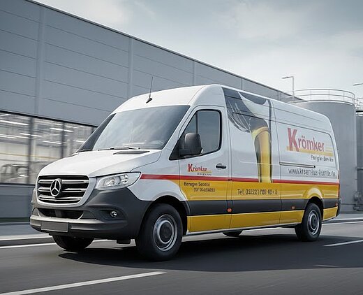 Krömker-Fahrzeug mit gelber und roter Lackierung transportiert Energie-Dienstleistungen auf einer modernen Straße.