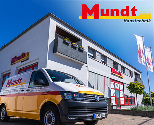 Firmengebäude von Mundt mit geparktem Servicefahrzeug vor dem Eingang